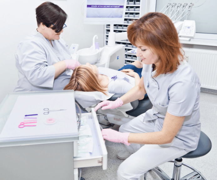 Lekarki ortodontki podczas wizyty pacjentki w gabinecie OrtoClinic